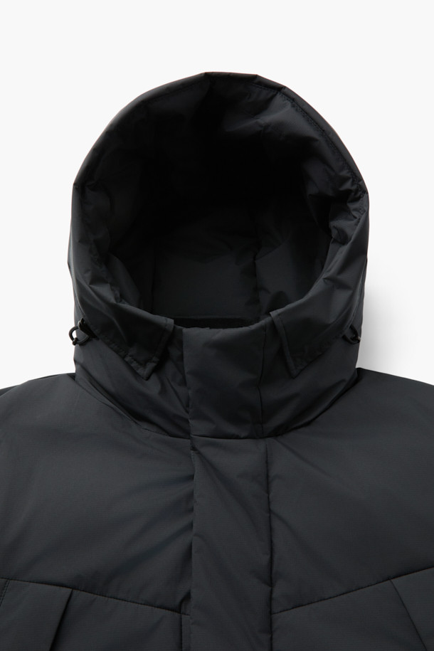 미니멀하고 베이직한 디자인의 논퀼팅 숏 후드 다운 점퍼입니다. 겨울철 출근룩에 적합하며, 숏 기장과 오버핏으로 트렌디한 스타일을 연출합니다. 80% 다운, 20% 깃털 충전재로 700~750 필파워의 우수한 보온성을 제공하며, 방풍 및 자외선 차단 기능으로 쾌적한 착용감을 선사합니다. 히든 플래킷, 이중 여밈, 소매 안쪽 니트 디테일, 가슴 및 슬릿 포켓, 밑단 스트링 등 섬세한 디테일이 돋보입니다. 블랙 컬러의 부드러운 폴리에스테르 소재로 제작되어 일상생활에서 편안하게 착용할 수 있습니다.
