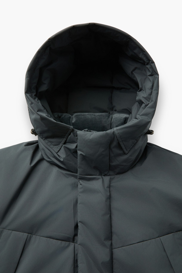 미니멀한 디자인의 논퀼팅 숏 후드 다운입니다. 부드러운 촉감의 폴리에스테르 소재로 제작되어 편안한 착용감을 선사하며, 겨울철 보온을 책임집니다. 80% 다운, 20% 깃털 충전재와 700~750 필파워로 뛰어난 보온성을 제공하며, 방풍 기능으로 외부의 찬 바람을 효과적으로 막아줍니다. TORAY(토레이)사 원단을 사용하여 자외선 차단 및 속건 기능까지 갖췄으며, 오버핏으로 제작되어 편안한 활동성을 보장합니다. 출근룩, 여행룩 등 다양한 TPO에 활용할 수 있으며, 지퍼와 스냅 여밈 방식, 히든 플래킷, 니트 소매 안감, 스트링 밑단 디테일로 완성도를 높였습니다.
