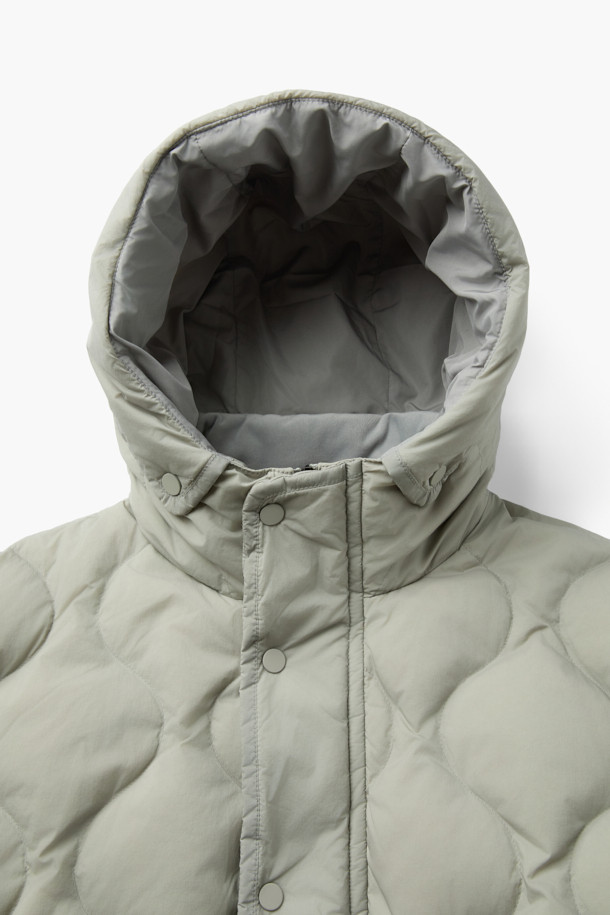 가볍고 따뜻한 경량 퀼팅 후드 다운 점퍼입니다. 겉감은 바스락거리는 나일론 소재, 안감은 부드러운 촉감으로 편안한 착용감을 선사합니다. 머스코비 다운 (솜털 80%, 깃털 20%) 충전재와 700-750 필파워로 뛰어난 보온성을 제공하며, 방풍 기능으로 야외 활동 시에도 쾌적함을 유지해 줍니다. 숏 기장의 루즈핏으로 캐주얼 스타일을 연출하기 좋으며, 후드, 퀼팅, 드로우스트링, 아웃포켓 등의 디테일이 돋보입니다. 여행룩, 캠핑룩, 등산룩 또는 캐주얼, 고프코어, 미니멀 스타일로 다양하게 활용할 수 있습니다.
