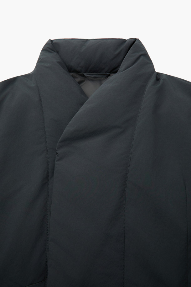 세련된 당신을 위한 숄 카라 숏 다운입니다. 모던하면서도 클래식한 스타일로, 겨울철 출근룩에 완벽하게 어울립니다. 숏 기장의 오버핏 또는 코쿤핏으로 편안하면서도 스타일리시하게 연출할 수 있습니다. 80% 다운, 20% 깃털 충전재와 700~750 필파워로 뛰어난 보온성을 자랑하며, 방풍 리브 소매와 발수 기능으로 추운 날씨에도 끄떡없습니다. 히든 스냅 여밈과 숄 카라 디자인이 고급스러움을 더합니다.
