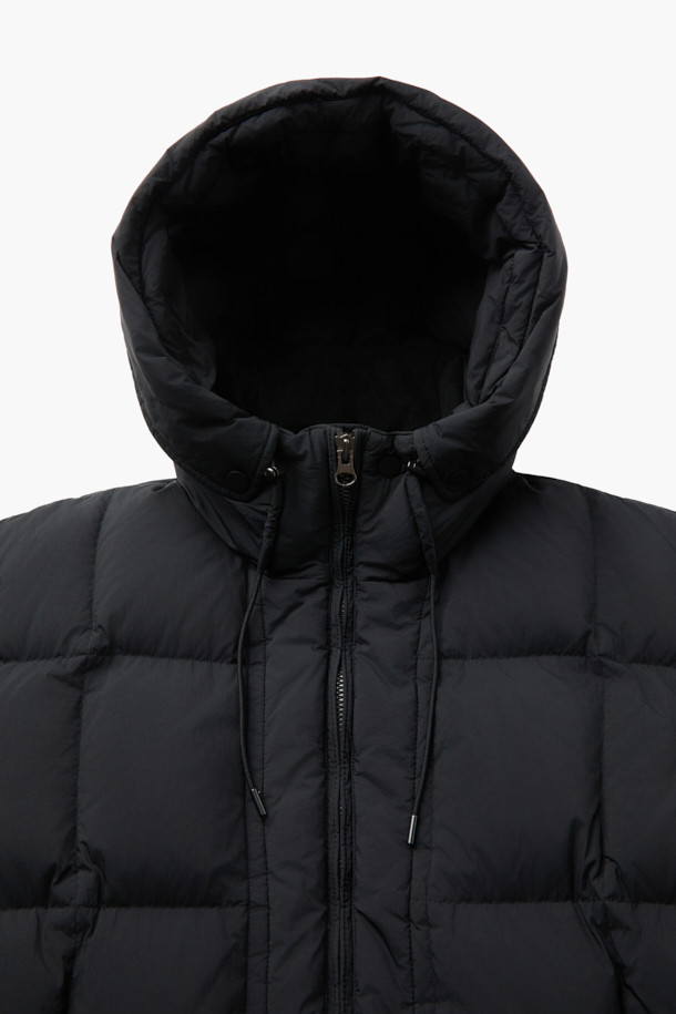 쌀쌀한 겨울 날씨에도 따뜻하고 스타일리시하게 연출할 수 있는 퀼팅 후드 미들 다운입니다. 블랙 컬러의 무지 디자인으로 어떤 스타일에도 쉽게 매치할 수 있으며, 캐주얼, 미니멀, 고프코어 스타일을 즐겨 입는 분들께 추천합니다. 넉넉한 루즈핏으로 편안한 착용감을 선사하며, 나일론 소재와 80% 다운, 20% 깃털 충전재, 머스코비 다운(700~750 필파워)으로 뛰어난 보온성을 제공합니다. 퀼팅 디자인, 드로우스트링, 투웨이 지퍼, 여러 개의 포켓 등 실용적인 디테일이 돋보이며, 여행룩, 캠핑룩 등 다양한 TPO에 활용 가능합니다. 초크 왁스 가공과 가먼트 워싱으로 은은한 멋을 더했습니다.
