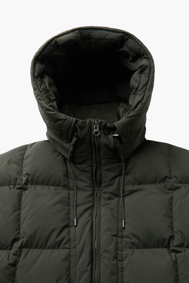 겨울철 캐주얼 스타일을 완성할 퀼팅 후드 미들 다운입니다. 드라이하고 매트한 질감의 나일론 소재로 제작되었으며, 퀼팅 디자인이 돋보입니다. 700~750 필파워의 머스코비 다운(다운 80%, 깃털 20%) 충전재로 보온성을 높였으며, 루즈핏으로 편안하게 착용 가능합니다. 투웨이 지퍼, 드로우스트링, 양옆 투웨이 포켓, 내부 인포켓, 하단 보조 포켓 등 실용적인 디테일을 더했습니다. 출근룩, 여행룩 등 다양한 TPO에 활용 가능하며, 미니멀, 클래식 스타일을 즐겨 입는 분들께 추천합니다.
