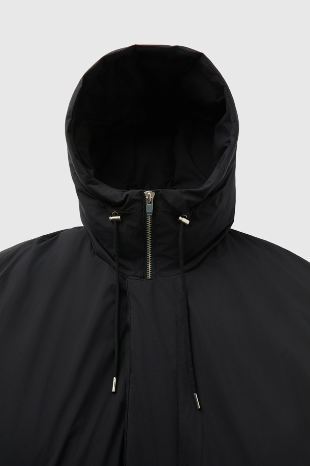 2LAYER 라이트 롱 후드 다운은 겨울철 일상과 출근룩에 모두 잘 어울리는 미니멀 스타일의 다운 점퍼입니다. 2레이어 구조에 방풍 및 방수 기능을 갖춰 추운 날씨에도 쾌적하게 착용 가능하며, 80% 다운, 20% 깃털 충전재와 머스코비 다운(700~750 필파워)을 사용하여 뛰어난 보온성을 제공합니다. A라인 실루엣과 허리 스트링, 드로우스트링, 소매 방풍 리브 디테일로 편안하고 세련된 핏을 연출하며, 2WAY 지퍼와 플랩 포켓으로 실용성을 더했습니다. 부드러운 촉감의 블랙 컬러 롱 기장 후드 다운 점퍼로, 경량 발수 기능까지 갖춰 겨울철 활동성을 높여줍니다.
