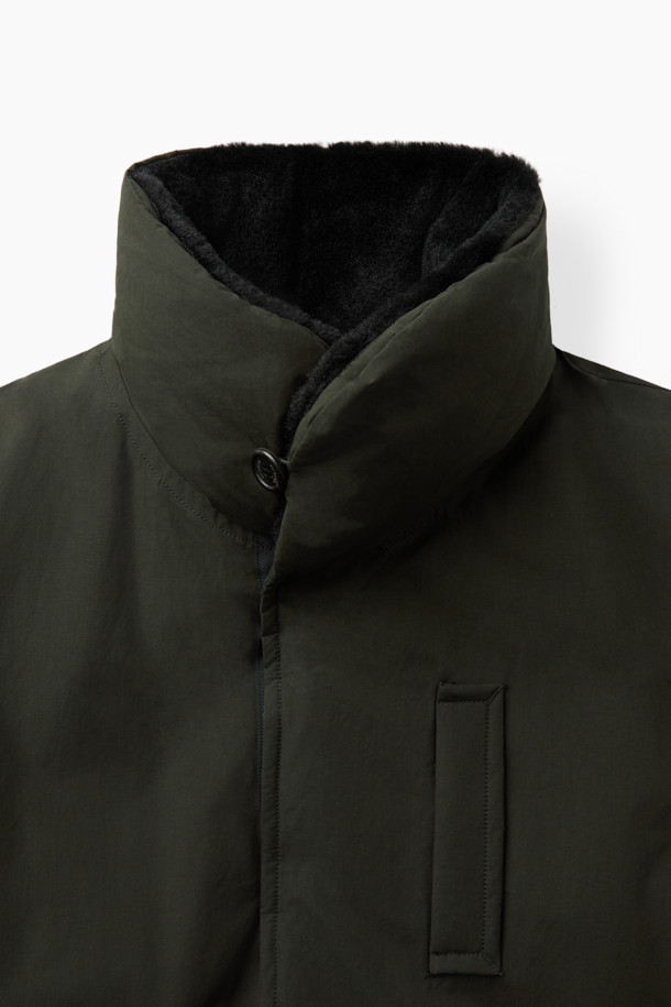 세련된 무드의 하이넥 FUR (퍼) 미들 다운입니다. 클래식하고 미니멀한 스타일로, 일상과 출근, 여행 등 다양한 TPO (티피오)에 활용하기 좋습니다. 방풍, 발수, 보온 기능으로 혹독한 겨울 추위에도 끄떡없으며, 왁스 코팅 처리된 나일론 소재로 고급스러움을 더했습니다. 머스코비 다운(700~750 필파워)과 다운 80%, 깃털 20% 충전재, 페이크 퍼 배색, 소뿔 단추, 허리 스트링 디테일로 보온성과 스타일을 동시에 잡았습니다.
