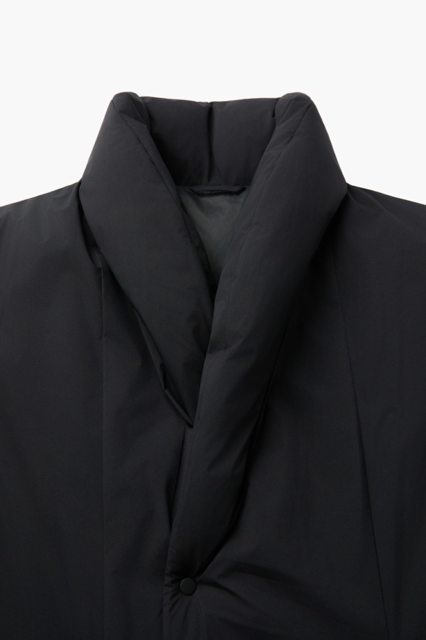 숄카라 롱 로브 다운은 쌀쌀한 겨울 날씨에도 따뜻하고 스타일리시하게 연출할 수 있는 아우터입니다. 클래식한 무드의 무지 디자인으로, 출근룩과 미니멀한 스타일 모두에 잘 어울립니다. 머스코비 다운 80%, 깃털 20% 충전재에 700~750 필파워로 뛰어난 보온성을 자랑하며, 2LAYER 방풍/방수 코팅으로 외부로부터의 보호 기능을 더했습니다. 부드러운 촉감의 폴리에스테르 소재에 숄카라 디자인, 롱 기장, 탈부착 허리벨트, 니트 리브 소맷단, 그리고 웰트 포켓으로 실용성과 디자인을 모두 갖추었습니다. 오버핏으로 편안한 착용감을 선사하며, 방풍, 방수, 보온, 경량 기능으로 겨울철 당신의 따뜻함을 책임져 줄 것입니다.
