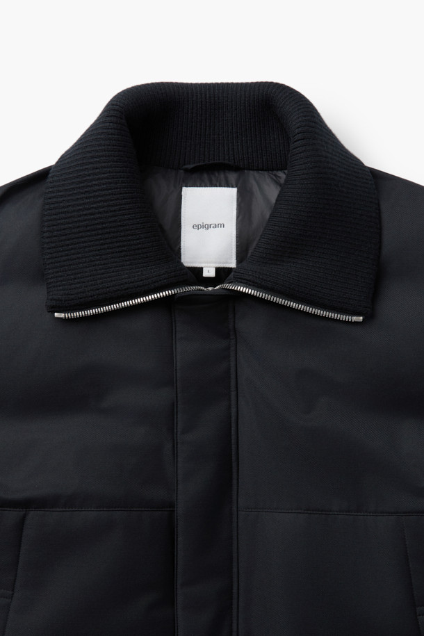 로로피아나(Loro Piana) 패브릭 미들 다운 점퍼는 포멀과 캐주얼 스타일을 아우르는 블랙 컬러의 겨울철 필수 아우터입니다. 울과 나일론 혼방 소재로 제작되어 부드러운 촉감과 뛰어난 보온성을 제공하며, 방수 및 방풍 기능을 갖춰 여행이나 일상생활에서 활용하기 좋습니다. 릴랙스핏과 오버핏으로 편안한 착용감을 선사하며, 구스다운 90%와 깃털 10%의 충전재, 필파워 650~700으로 뛰어난 보온성을 자랑합니다. 울 리브 니트 카라와 소매, 히든 스냅 여밈, 배색 테이프 디테일이 고급스러움을 더합니다.
