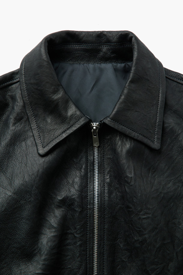 세련된 분위기를 연출하는 크링클 레더 블루종 점퍼입니다. 부드러운 소가죽 소재에 크링클 텍스처를 더해 고급스러운 질감을 선사하며, 봄, 가을 시즌에 착용하기 좋습니다. 캐주얼, 클래식 스타일 모두 소화 가능하며, 데이트룩, 모임룩에 잘 어울립니다. 오버핏 디자인으로 편안한 착용감을 제공하며, YKK EXCELLA 지퍼, 엘라스틱 밴드 밑단, 히든 스냅 디테일로 완성도를 높였습니다. 블랙 컬러의 무지 디자인으로 어떤 옷에도 쉽게 매치할 수 있는 활용도 높은 아이템입니다.
