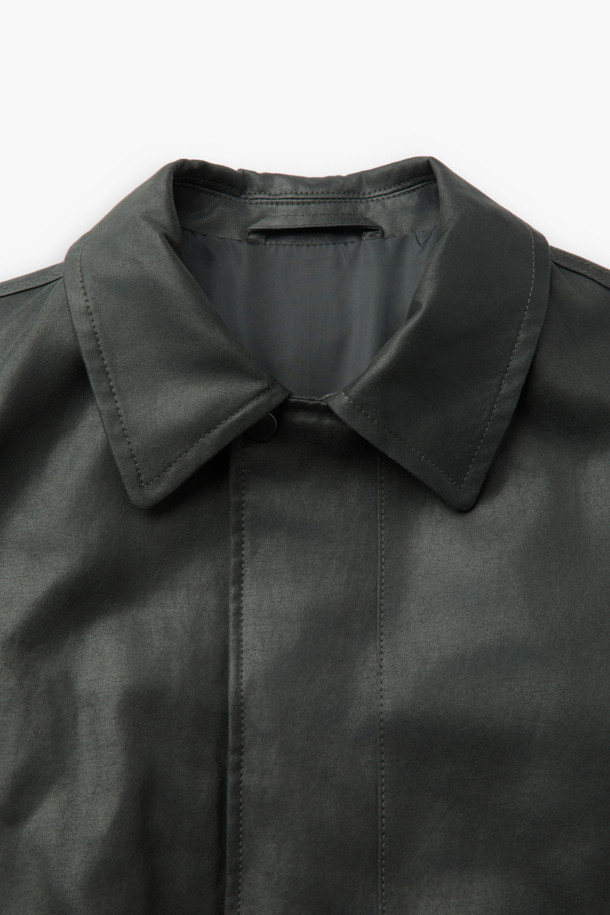 크랙 페이크 레더 점퍼는 여성스러운 캐주얼룩과 빈티지 무드를 동시에 연출하는 아우터입니다. 부드러운 촉감의 페이크 레더 소재와 은은한 광택감이 고급스러운 느낌을 더하며, 물과 오염에 강해 실용적입니다. 숏 기장의 코쿤핏 디자인으로 편안하면서도 스타일리시하게 착용 가능하며, 히든 지퍼와 스냅 여밈으로 깔끔함을 더했습니다. 소매단 엘라스틱 밴딩 처리, 2-WAY 포켓, 스모킹 마감 디테일이 돋보이며, 데이트룩, 모임룩, 미니멀, 시크 스타일 등 다양한 스타일에 활용하기 좋습니다. 블랙 컬러의 무지 크랙 패턴으로 어떤 옷에도 쉽게 매치할 수 있습니다.
