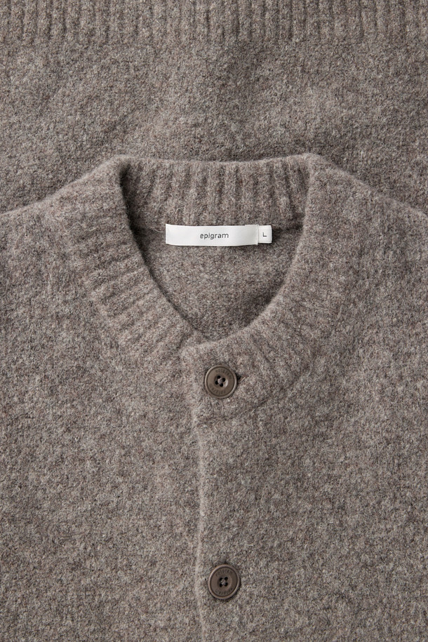 **에센셜 라운드 플러피 니트 가디건**은 부드러운 촉감과 포근한 착용감을 선사하는 겨울, 가을용 가디건입니다. 브라운 컬러의 오버핏 디자인으로, 베이직하면서도 클래식한 스타일을 연출합니다. 울, 나일론, 스판덱스 혼방의 두꺼운 소재로 제작되어 보온성이 뛰어나며, 플러피한 원사와 헤어리 텍스처가 특징입니다. 라운드넥과 긴 소매, 천연 너트 버튼, 이중 조직 마감 디테일이 돋보이며, 데일리룩, 카페룩, 모임룩 등 다양한 TPO에 활용하기 좋습니다. 미니멀, 캐주얼, 클래식 스타일을 즐기는 분들께 추천합니다.
