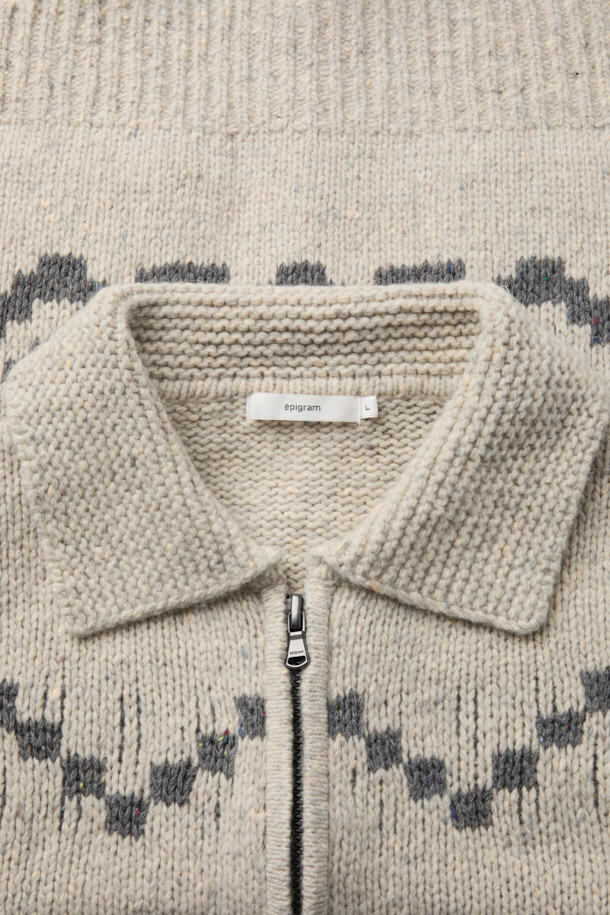 **오버핏 코위찬 알파카 니트 가디건**

겨울 데일리룩을 위한 오버핏 코위찬 알파카 니트 가디건입니다. 베이지와 그레이 두 가지 색상으로 출시되었으며, 1.5게이지 헤비 게이지 니트로 제작되어 보온성을 높였습니다. 울, 알파카, 나일론 혼방 소재로 부드러운 촉감을 선사하며, 전면 포켓과 지퍼형 여밈으로 실용성을 더했습니다. 클래식과 모던 스타일을 아우르며, 볼륨감 있는 오버핏 실루엣이 특징입니다. 자카드 코위찬 패턴이 돋보이는 니트 가디건으로, 겨울철 따뜻하고 스타일리시한 룩을 완성해보세요.
