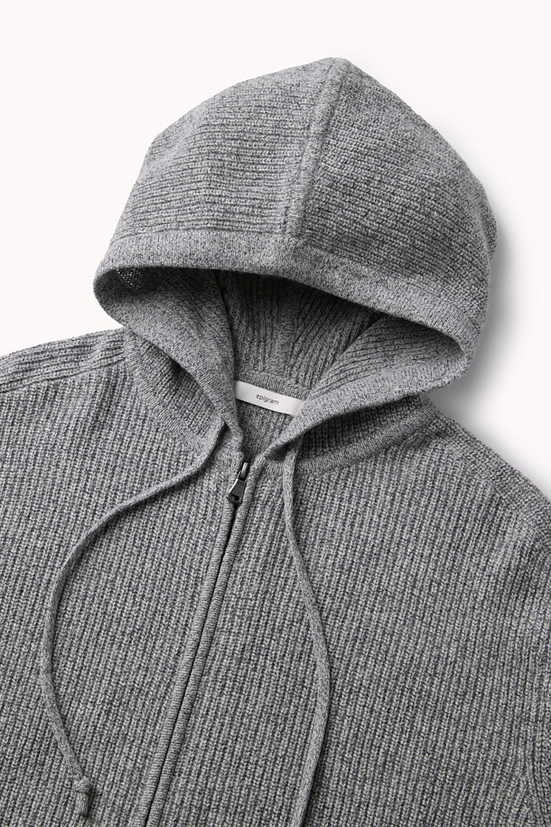 멜란지 울 혼방 니트 후드 집업은 포근하고 부드러운 촉감의 겨울, 가을용 아우터입니다. 멜란지 그레이 컬러의 레귤러핏, 릴랙스핏으로 제작되어 캐주얼하고 베이직한 스타일을 연출합니다. 울과 면 혼방 소재에 두꺼운 두께감으로 보온성을 높였으며, 후드 스트링, 골지 마감, 레글런 소매 디테일이 특징입니다. 데일리룩, 집콕룩, 산책룩 등 다양한 TPO에, 캐주얼, 미니멀 스타일을 즐겨 입는 분들께 추천합니다.
