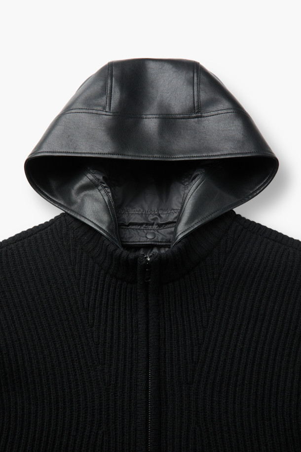 추운 겨울, 당신의 스타일을 책임질 디테쳐블 후드 니트 가디건입니다. 울 100% 소재로 제작되어 뛰어난 보온성과 부드러운 촉감을 선사하며, 레귤러 핏으로 편안한 착용감을 제공합니다. 후드 탈부착이 가능하여 다양한 스타일 연출이 용이하며, 페이크 레더 포켓 디테일이 돋보입니다. 블랙 컬러의 무지 디자인으로 클래식, 미니멀, 캐주얼 등 어떤 스타일에도 매치하기 좋으며, 출근룩과 모임룩에 모두 활용 가능합니다. 집업 방식으로 간편하게 착용할 수 있으며, 안감은 스트레치 소재로 활동성을 더했습니다.
