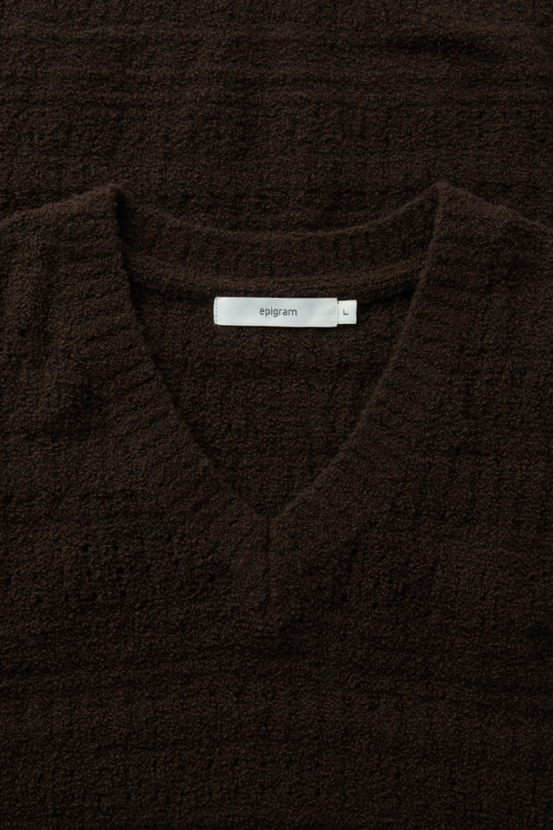 부클 크로쉐 브이넥 니트 베스트는 미니멀하고 베이직한 스타일을 추구하는 남성을 위한 가을, 겨울 필수 아이템입니다. 멜란지 톤의 브라운 컬러에 부드러운 울 소재, 두꺼운 두께감으로 포근함을 선사하며, 여유로운 루즈핏과 크로쉐 무늬가 특징입니다. 브이넥 디자인은 레이어드 스타일링을 용이하게 하며, 구조감 있는 실루엣으로 세련된 룩을 연출합니다. 데이트룩, 모임룩은 물론 겨울 데일리룩까지 폭넓게 활용 가능합니다. 
