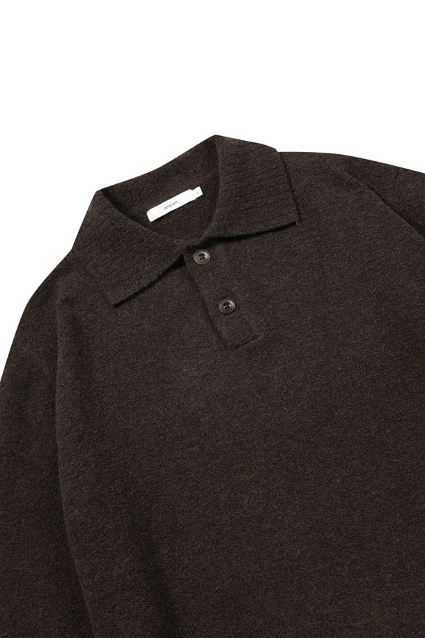 부클 티에리 니트 풀오버는 울 소재로 제작되어 부드러운 촉감을 선사하며, 가을과 겨울에 따뜻하게 착용하기 좋습니다. 세미 오버핏으로 편안한 착용감을 제공하며, 멜란지톤 브라운 컬러와 입체적인 부클 텍스처가 고급스러운 분위기를 연출합니다. 카라넥 디자인과 2버튼 플라켓 디테일이 클래식한 무드를 더하며, 리브 조직 마감으로 깔끔하게 마무리되었습니다. 데일리룩, 포멀룩, 오피스룩, 비즈니스 캐주얼 등 다양한 TPO에 활용 가능한 베이직 & 클래식 스타일의 니트입니다.
