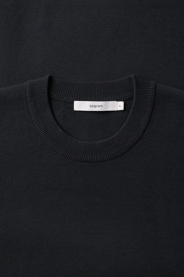 **에센셜 이중직 니트 풀오버**는 미니멀하고 베이직한 스타일을 추구하는 분들을 위한 겨울, 가을철 필수 아이템입니다. 부드러운 촉감의 울과 PBT 혼방 소재로 제작되어 뛰어난 보온성과 신축성을 자랑하며, 유연한 드레이프감을 선사합니다. 특히, 밀도감 있는 이중직 구조는 추운 날씨에도 따뜻함을 유지해 줍니다. 라운드넥과 레귤러핏 디자인으로 겨울 데일리룩, 출근룩, 오피스룩 등 다양한 TPO에 활용하기 좋습니다. 무지 패턴의 블랙 컬러로 어떤 옷에도 쉽게 매치하여 미니멀, 클래식, 캐주얼 스타일을 연출할 수 있습니다.
