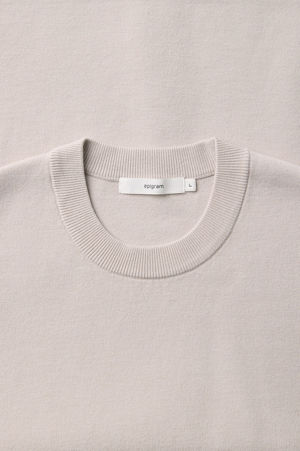 가을, 겨울 시즌에 따뜻하게 입기 좋은 에센셜 이중직 니트 풀오버입니다. 부드러운 촉감의 울과 PBT 혼방 소재로 제작되었으며, 이중직 구조로 뛰어난 보온성을 자랑합니다. 루즈핏 라운드넥 디자인으로 편안한 착용감을 선사하며, 밀도감 있는 짜임과 유연한 드레이프, 베이직한 무드의 디자인으로 겨울 데일리룩, 집콕룩, 카페룩 등 다양한 스타일 연출에 용이합니다. 미니멀, 클래식, 캐주얼 스타일을 즐겨 입는 분들께 추천합니다.
