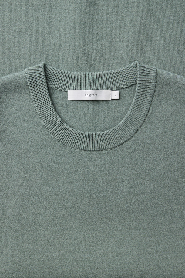 세련된 남성 스타일을 완성할 에센셜 이중직 니트 풀오버입니다. 부드러운 촉감의 울과 PBT 혼방 소재를 사용하여 가을, 겨울 시즌 따뜻하고 편안하게 착용할 수 있습니다. 세이지 그린 컬러와 미니멀한 디자인이 어우러져 어떤 룩에도 잘 어울리는 베이직 아이템입니다. 이중직 구조로 제작되어 보온성과 신축성이 뛰어나며, 밀도감 있는 짜임과 유연한 드레이프감으로 고급스러운 실루엣을 연출합니다. 레귤러핏 라운드넥 디자인으로 겨울 데일리룩, 카페룩, 데이트룩 등 다양한 TPO에 활용 가능합니다.
