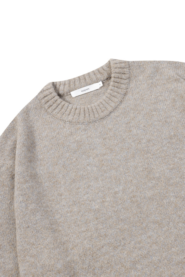 "셰기울" 알파카 라운드넥 니트 풀오버는 부드러운 촉감과 헤어리한 질감이 특징인 여성용 니트입니다. 베이직하고 미니멀한 스타일로, 겨울철 데일리룩과 집콕룩에 활용하기 좋습니다. 두꺼운 두께감과 보온성을 갖춰 추운 날씨에도 따뜻하게 입을 수 있으며, 세미 오버핏과 루즈핏으로 편안한 착용감을 제공합니다. 드롭숄더 디자인과 골지 소매단, 밑단이 돋보이며, 베이지와 멜란지 두 가지 색상으로 만나볼 수 있습니다. 울, 알파카, 나일론 혼방 소재로 제작되어 고급스러운 외관을 자랑합니다.
