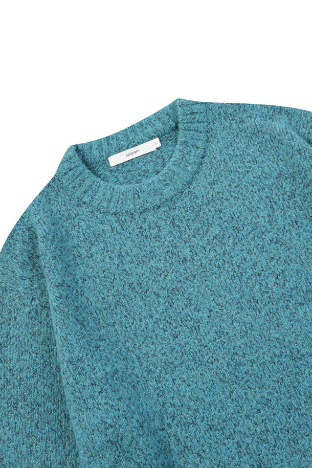 부드러운 촉감의 셰기울 알파카 라운드넥 니트 풀오버입니다. 민트 컬러의 포근한 셰기 텍스처가 특징이며, 가을과 겨울 시즌 데일리룩, 카페룩, 모임룩에 활용하기 좋습니다. 울, 알파카, 나일론 혼방 소재로 제작되어 따뜻하고 편안한 착용감을 선사합니다. 드롭숄더, 긴소매, 세미오버핏으로 미니멀, 클래식, 캐주얼 스타일을 연출하며, 골지 소매단과 밑단이 안정적인 핏을 완성합니다. 멜란지 원사, 플러피한 외관으로 포근함을 더하여 겨울철 스타일링에 포인트를 줄 수 있습니다.
