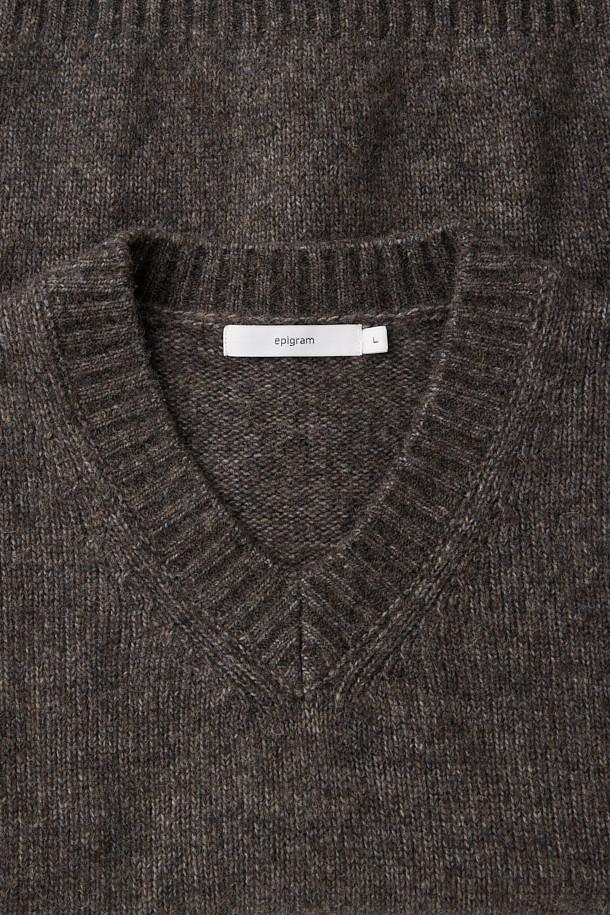 부드러운 촉감과 뛰어난 보온성을 자랑하는 셰기울 브이넥 니트 풀오버입니다. 멜란지 그레이 컬러에 헤어리한 텍스쳐가 돋보이며, 클래식하면서도 베이직한 스타일을 연출합니다. 두꺼운 두께감과 브러싱 가공으로 포근함을 더하고, 루즈핏 디자인으로 편안한 착용감을 선사합니다. 겨울철 데일리룩, 모임룩, 데이트룩 등 다양한 TPO에 활용하기 좋으며, 리브 조직 마감과 브이넥 디자인으로 세련된 무드를 더했습니다.
