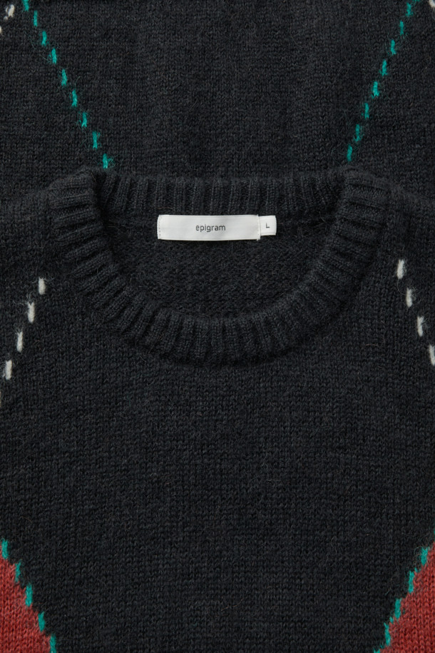 네이비, 브릭, 민트 컬러 배색이 돋보이는 컬러 블럭 아가일 라운드넥 니트 풀오버입니다. 울과 알파카 혼방 소재로 제작되어 포근하고 헤어리한 촉감을 선사하며, 겨울철 따뜻하게 착용하기 좋습니다. 앞뒤 반전 아가일 패턴과 비대칭 컬러 블록 구성이 유니크한 스타일을 연출합니다. 세미 오버핏으로 편안하게 착용 가능하며, 라운드넥과 긴 소매 디자인으로 데이트룩, 클래식, 미니멀, 캐주얼 스타일 모두 소화 가능합니다. 리브 조직 마감과 입체적인 디자인으로 완성도를 높였습니다.
