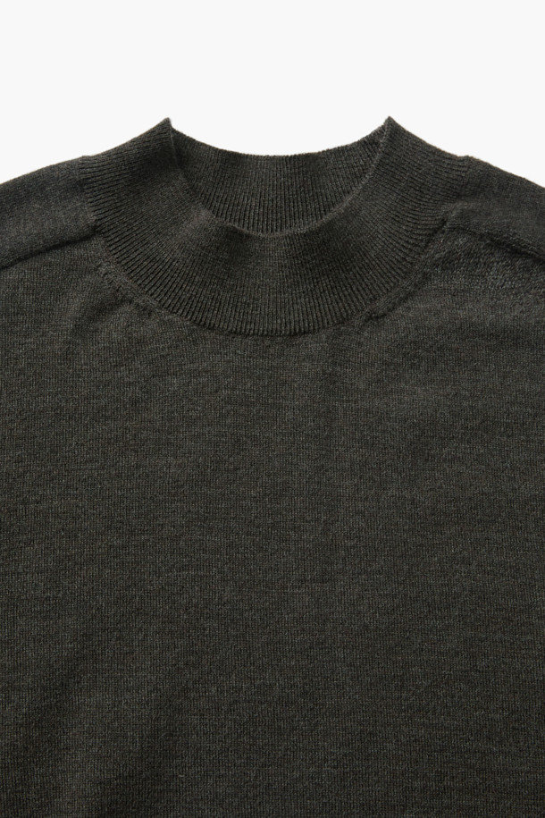 BOTTO(보또) 모크넥 니트 풀오버는 겨울철 클래식하고 단정한 스타일을 연출하기에 적합한 상의입니다. 부드러운 촉감의 이탈리아 BOTTO(보또)사 울 혼방 원사를 사용하여 제작되었으며, 얇은 두께감으로 편안한 착용감을 제공합니다. 12게이지 편직으로 제작되었으며, 은은한 광택감과 레글런 소매, 리브 조직 마감 디테일이 특징입니다. 다크그레이 컬러의 레귤러핏으로, 데일리룩, 오피스룩, 모임룩 등 다양한 TPO에 활용할 수 있습니다. 모크넥 디자인이 클래식하고 미니멀한 무드를 더해줍니다.
