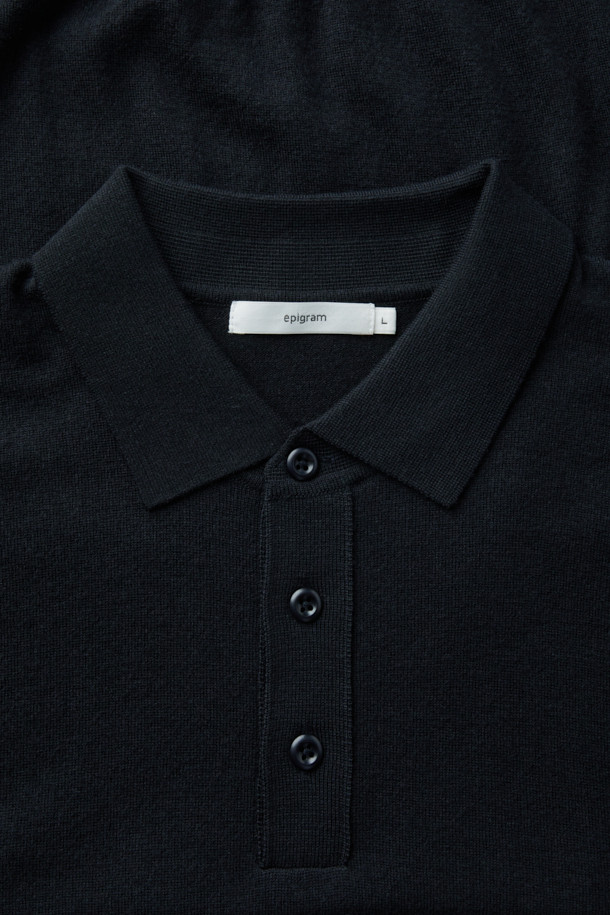 BOTTO(보또) 티에리 니트 풀오버는 이탈리아 BOTTO(보또)사 울 혼방 원사를 사용하여 부드러운 촉감과 은은한 광택을 자랑합니다. 12게이지 편직으로 제작되었으며, 보온성이 우수하여 겨울철 데일리룩, 오피스룩, 비즈니스 캐주얼에 모두 잘 어울립니다. 클래식, 미니멀, 캐주얼 스타일을 아우르는 디자인으로, 레귤러 핏과 3버튼 플라켓 디테일이 특징입니다. 티에리넥과 긴소매 디자인으로 세련된 분위기를 연출하며, 무지 패턴의 블랙 컬러로 어떤 옷에도 쉽게 매치할 수 있습니다. 두께는 얇지만 울 소재 특유의 따뜻함을 느낄 수 있습니다.
