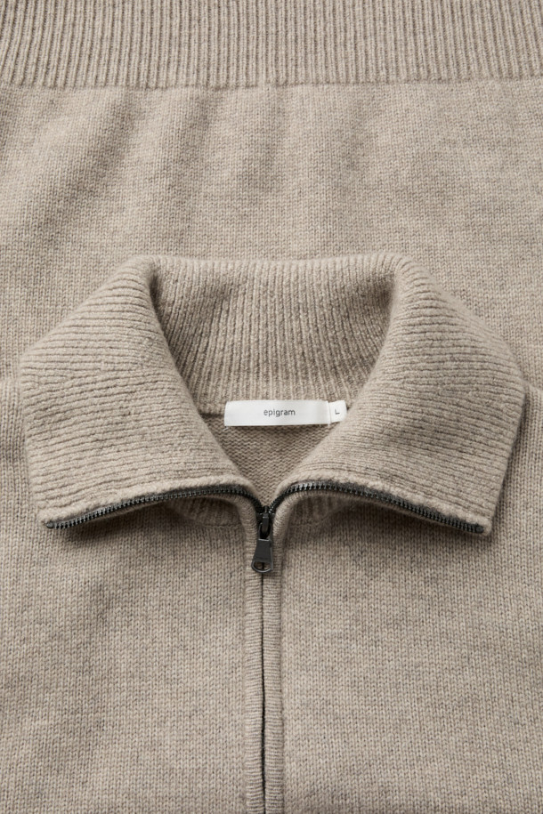 부드러운 촉감의 에어울 원사로 제작된 하프 집업 니트입니다. 베이지와 멜란지 두 가지 색상으로 출시되었으며, 일상 속에서 미니멀하고 베이직한 스타일을 연출하기 좋습니다. 하이넥 구조와 카라 변형이 가능한 디자인으로, 터틀넥 또는 하프넥 형태로 다양한 연출이 가능합니다. 가을, 겨울 시즌에 따뜻하게 착용할 수 있는 두꺼운 두께감과 보온성을 갖춘 레귤러핏 긴소매 니트로, 가볍게 걸쳐 입기 좋은 실용적인 아이템입니다. 겨울 데일리룩, 카페룩, 산책룩 등 다양한 TPO에 활용할 수 있습니다.
