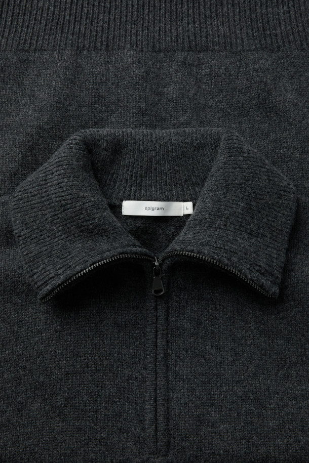 가을과 겨울, 당신의 몸을 따뜻하게 감싸줄 에어울 하프 집업 니트입니다. 부드러운 촉감의 에어울 원사를 사용하여 제작되었으며, 멜란지 톤의 차콜 그레이 컬러가 미니멀하고 베이직한 스타일을 연출합니다. 하프넥 또는 터틀넥으로 변형 가능하여 다양한 스타일을 소화할 수 있으며, 레귤러핏과 긴 소매 기장으로 편안한 착용감을 선사합니다. 보온성과 경량성을 갖춰 일상, 산책, 집콕 등 다양한 TPO에 활용하기 좋습니다.
