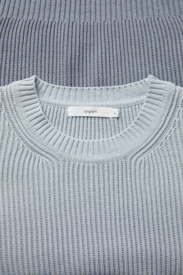 부드러운 촉감의 그라데이션 다잉 라운드 풀오버 니트입니다. 가을, 겨울 시즌에 어울리는 두꺼운 두께감으로 따뜻하게 착용할 수 있습니다. 오가닉 코튼을 사용하여 제작되어, 통기성이 우수하며, 입체적인 조직감으로 포인트를 더했습니다. 캐주얼, 베이직 스타일을 선호하는 분들께 추천하며, 데일리룩, 집콕룩, 산책룩 등 다양한 TPO에 활용 가능합니다. 레귤러핏으로 편안하게 착용할 수 있는 긴소매 니트입니다.
