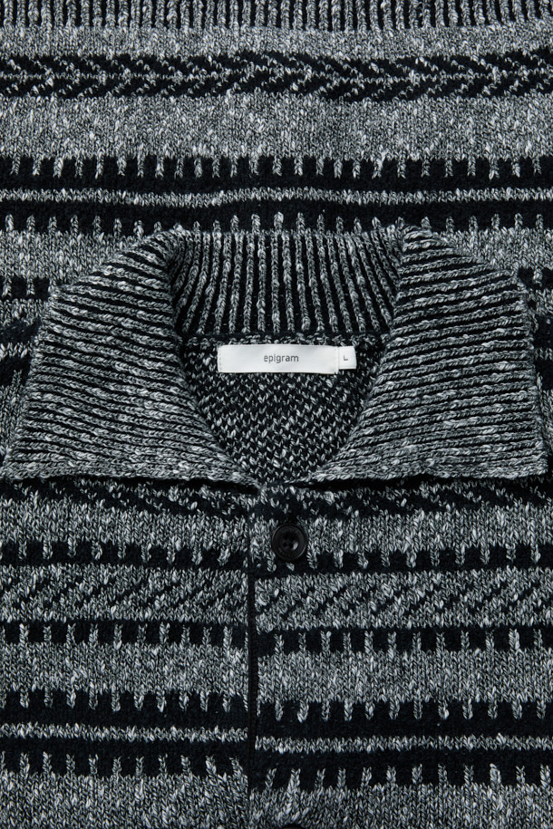 자카드 패턴 카라 니트 가디건은 겨울철 데일리룩, 데이트룩, 카페룩에 모두 잘 어울리는 베이직 스타일의 상의입니다. 블랙과 화이트 두 가지 색상으로 출시되었으며, 오버핏으로 편안한 착용감을 선사합니다. 두꺼운 두께감의 니트 소재에 자카드 패턴으로 입체감 있는 조직감을 더했으며, 아웃포켓 디테일과 리브 조직 마감, 높은 내구성을 자랑합니다. 카라 디자인과 버튼 여밈 방식으로 클래식, 미니멀, 캐주얼 등 다양한 스타일을 연출할 수 있습니다. 긴 소매 기장으로 보온성을 높여 겨울철에도 따뜻하게 착용 가능합니다.
