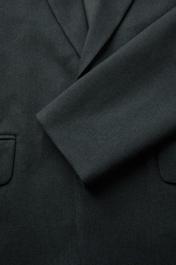 멜란지 차콜 컬러의 싱글 릴렉스 셋업 재킷입니다. 부드러운 촉감의 폴리에스테르 소재로 제작되어 편안한 착용감을 선사하며, 봄, 가을 시즌에 활용하기 좋습니다. 릴렉스 핏과 싱글 버튼 여밈으로 미니멀하고 포멀한 스타일을 연출합니다. 플랩 포켓과 멜란지 트윌 조직, 신축성 있는 소재로 활동성을 더했습니다. 오피스룩, 비즈니스 캐주얼, 모임룩 등 다양한 TPO에 미니멀, 클래식, 시크한 무드로 활용할 수 있습니다.
