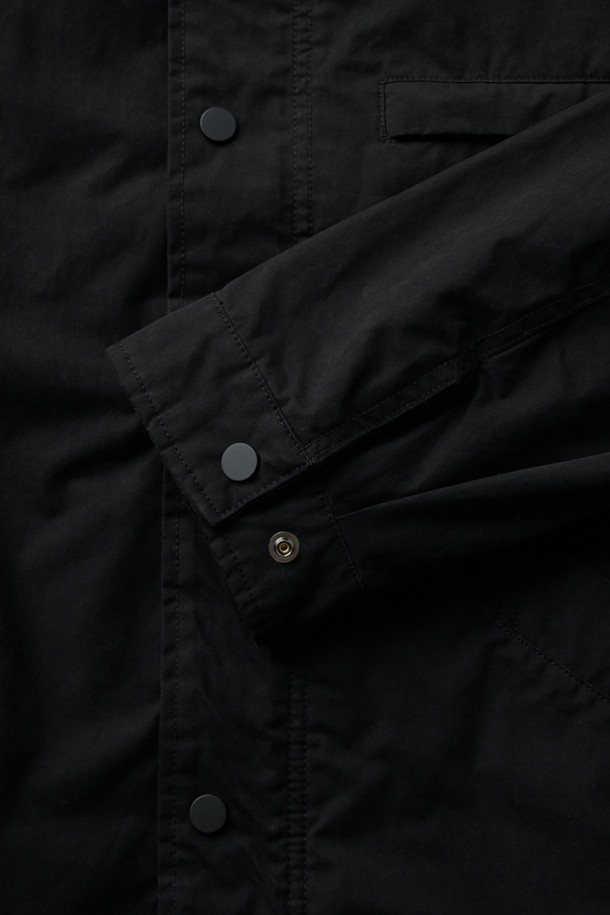 가을, 겨울 시즌에 어울리는 코듀로이 칼라 배색 재킷입니다. 차콜, 베이지 두 가지 색상으로 출시되었으며, 캐주얼한 스타일을 연출하기 좋습니다. 숏 기장의 세미오버핏으로 편안한 착용감을 선사하며, 탄탄한 코튼, 나일론, 코듀로이 혼방 소재로 제작되었습니다. 드랍 숄더, 카라와 소매단의 코듀로이 배색, 뒷 소매 턱 디테일, 지그재그 스티치 등의 특징으로 디자인적인 완성도를 높였습니다. 겨울 데일리룩이나 동네 마실룩에 활용하기 좋은 아이템입니다.
