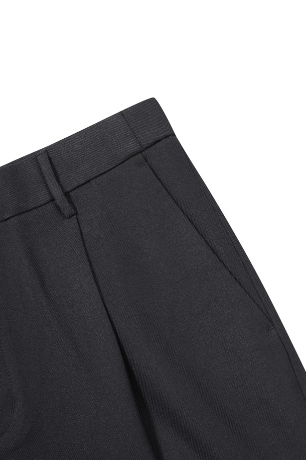 릴렉스핏 원턱 슬랙스 (set-up)는 미니멀하고 시크한 스타일을 추구하는 분들을 위한 아이템입니다. 블랙 컬러의 긴바지로, 일상 및 오피스룩에 모두 적합하며, 사계절 내내 활용할 수 있습니다. 릴렉스핏 와이드 핏으로 편안함을 더하고, 원턱 디자인과 트윌 조직으로 세련된 실루엣을 연출합니다. 주름이 잘 가지 않는 폴리에스테르 소재로 제작되어 관리가 용이하며, 셋업으로도 활용 가능하여 오피스룩, 비즈니스 캐주얼, 출근룩 등 다양한 TPO에 활용할 수 있습니다.
