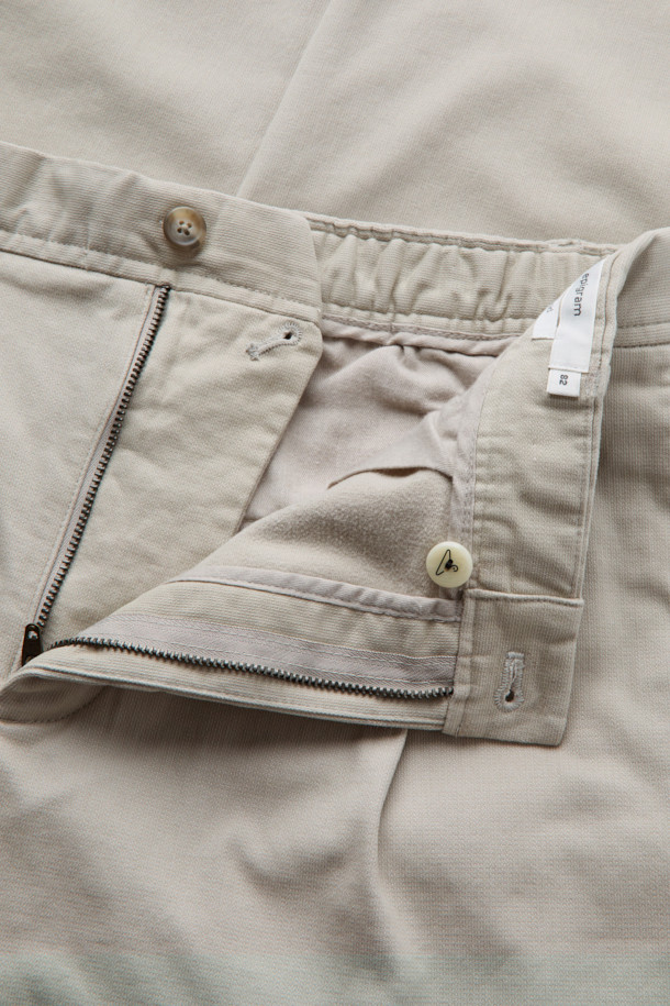 코튼 위켄드 원턱 팬츠는 부드러운 촉감의 면과 스판덱스 혼방 소재로 제작되어 편안한 착용감을 선사합니다. 베이직하고 캐주얼한 스타일로, 출근룩과 비즈니스 캐주얼에 활용하기 좋습니다. 엉덩이 부분에 여유를 더한 위켄드핏과 다리가 길어 보이는 테이퍼드 핏으로 세련된 실루엣을 연출합니다. 원턱 디자인과 하프 밴딩으로 편안함을 더했으며, 구김이 적고 관리가 용이하여 실용적입니다. 가을 시즌에 어울리는 베이지 컬러의 긴 기장 바지입니다.