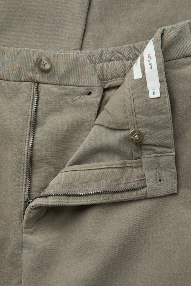 "브러시드 데일리 팬츠"는 부드러운 촉감의 면, 레이온 혼방 소재로 제작되어 겨울철에도 따뜻하게 착용할 수 있습니다. 베이지, 카키 두 가지 색상으로 출시되었으며, 캐주얼, 클래식, 미니멀 스타일을 모두 소화 가능합니다. 슬림 핏과 스트레이트 핏으로, 출근룩과 모임룩 등 다양한 TPO에 활용할 수 있습니다. 벨벳과 같은 브러시드 가공으로 고급스러운 느낌과 빈티지한 워싱 처리가 돋보입니다. 하프 밴딩으로 편안함까지 갖춘 데일리 팬츠입니다.
