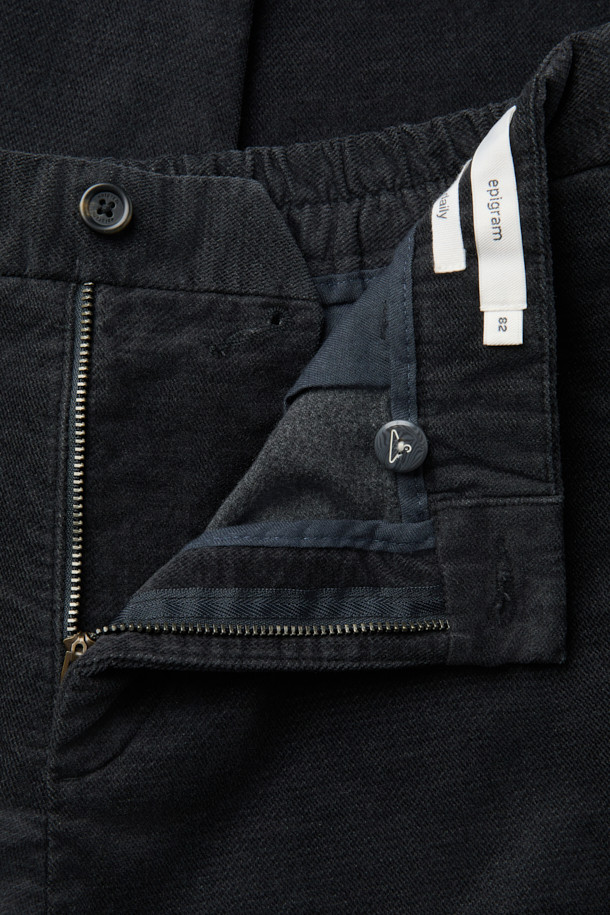 부드러운 면과 레이온 혼방 소재로 제작되어 겨울철에도 따뜻하게 착용 가능한 브러시드 데일리 팬츠입니다. 블랙 컬러의 무지 디자인으로 어떤 스타일에도 매치하기 쉬우며, 슬림 핏과 스트레이트 핏으로 세련된 핏을 연출합니다. 벨벳과 같은 브러시드 가공으로 부드러운 촉감을 선사하며, 은은한 빈티지 느낌을 더해줍니다. 허리는 하프 밴딩으로 편안하게 착용 가능하며, 일상에서 편안함과 스타일리시함을 동시에 만족시키는 아이템입니다. 캐주얼, 미니멀, 클래식 스타일을 즐겨 입는 분들께 추천합니다.
