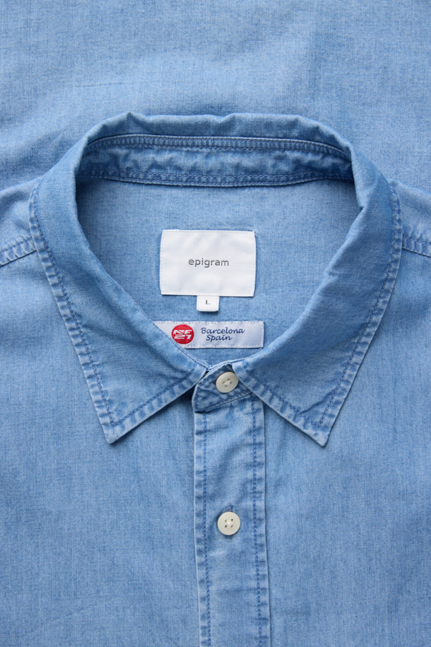 연청 컬러의 데님 코튼 셔츠입니다. 면과 데님 혼방의 NF21사 수입 원단을 사용하여 부드러운 촉감을 선사합니다. 얇은 두께감으로 사계절 내내 활용 가능하며, 차이나 칼라와 세미오버핏으로 캐주얼한 스타일을 연출할 수 있습니다. 드롭 숄더 디자인과 패치 포켓 디테일이 특징이며, 미니멀, 클래식 스타일을 선호하는 분들께 추천합니다. 긴 소매 기장의 무지 셔츠로 다양한 룩에 활용하기 좋습니다.
