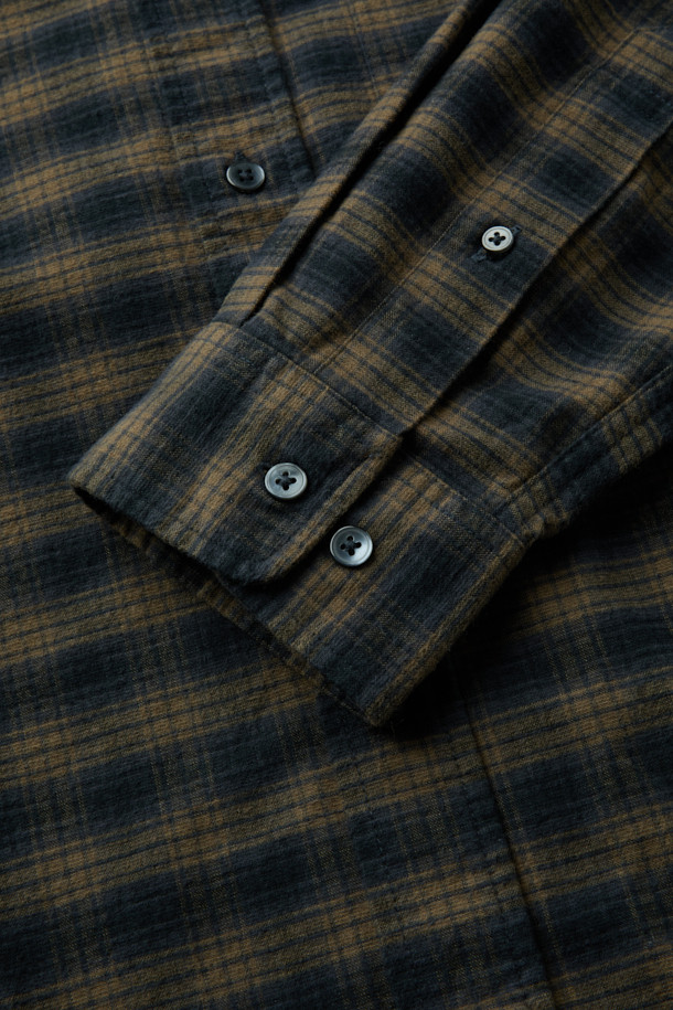 가을과 겨울, 포근함을 선사할 네이비 체크 오버 셔츠입니다. 부드러운 면 소재로 제작되어 편안한 착용감을 자랑하며, 세미 오버핏과 드롭 숄더 디자인으로 캐주얼한 무드를 연출합니다. 네이비와 카키 두 가지 컬러 옵션으로 출시되어, 가을 나들이룩이나 겨울 데일리룩에 활용하기 좋습니다. 체크 패턴이 돋보이는 셔츠는 레이어드하여 다양한 스타일을 시도하기에도 용이합니다. 
