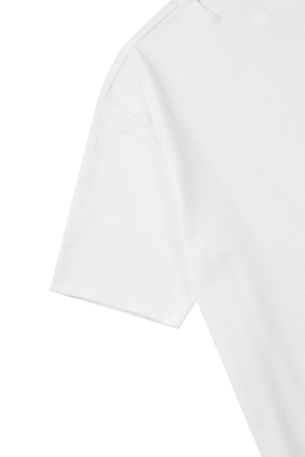 레귤러핏 코튼 반팔 티셔츠는 부드러운 촉감과 적당한 두께감으로 편안한 착용감을 선사합니다. 봄, 여름 시즌에 적합하며, 일상생활 어디에서든 활용하기 좋은 베이직 스타일의 무지 티셔츠입니다. 면과 폴리에스테르 혼방 소재로 제작되어 신축성과 복원력이 뛰어나 활동성을 높였습니다. 라운드넥 디자인과 반소매 기장으로 깔끔한 핏을 연출하며, 동네 마실룩, 여행룩 등 캐주얼하고 미니멀한 스타일을 완성합니다. 화이트 색상으로 어떤 옷에도 매치하기 용이합니다.
