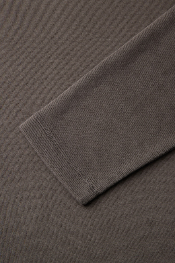 사카리바 라운드 티셔츠는 겨울철 데일리룩에 어울리는 베이직 스타일의 긴소매 티셔츠입니다. 부드러운 촉감의 사카리바 소재로 제작되었으며, 두꺼운 두께감으로 보온성을 높였습니다. 무지 디자인에 레귤러핏으로 제작되어 미니멀, 클래식, 캐주얼 스타일을 모두 소화할 수 있습니다. 라운드넥 디자인과 피치드 가공, 싱글 조직으로 깔끔한 마감을 자랑합니다. 아이보리, 다크그레이 두 가지 색상으로 출시되었습니다.
