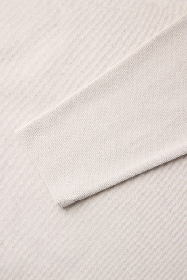 사카리바 라운드 티셔츠는 겨울철 데일리룩에 적합한 베이직 스타일의 긴소매 티셔츠입니다. 부드러운 촉감의 사카리바 소재를 사용하여 보온성을 높였으며, 레귤러 핏과 라운드넥 디자인으로 편안한 착용감을 선사합니다. 피치드 가공과 싱글 조직으로 제작되어 내구성을 더했으며, 아이보리, 다크그레이 두 가지 색상으로 출시되어 다양한 스타일 연출이 가능합니다. 미니멀, 클래식, 캐주얼 스타일을 즐겨 입는 분들께 추천합니다.
