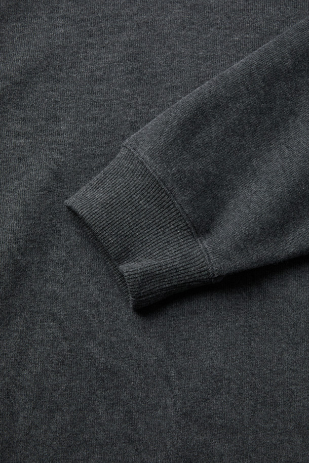 **오버핏 사카리바 맨투맨**은 멜란지 차콜과 라이트 그레이 두 가지 색상으로 출시되어, 가을과 겨울에 따뜻하게 착용할 수 있는 베이직 스타일의 맨투맨입니다. 면 소재에 두꺼운 두께감으로 제작되었으며, 부드러운 촉감과 보온성을 제공합니다. 피치드 가공 처리와 블루종 밑단 디자인으로 편안하면서도 트렌디한 핏을 연출합니다. 캐주얼, 미니멀, 클래식 스타일은 물론 캠핑룩과 집콕룩으로도 활용하기 좋은 아이템입니다.
