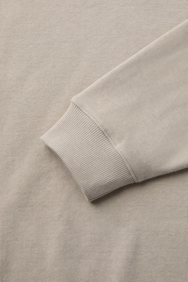 부드러운 면 소재로 제작되어 포근한 착용감을 선사하는 오버핏 사카리바 맨투맨입니다. 멜란지 차콜과 라이트 그레이 두 가지 색상으로 출시되어 어떤 스타일에도 쉽게 매치할 수 있습니다. 넉넉한 오버핏으로 편안한 활동성을 보장하며, 가을과 겨울, 일상에서 따뜻하게 입을 수 있습니다. 피치드 가공 처리로 부드러운 촉감을 더했으며, 블루종 밑단 디자인으로 스타일리시함을 더했습니다. 캠핑룩, 집콕룩 등 다양한 TPO에 캐주얼, 미니멀, 클래식 스타일로 활용하기 좋습니다.
