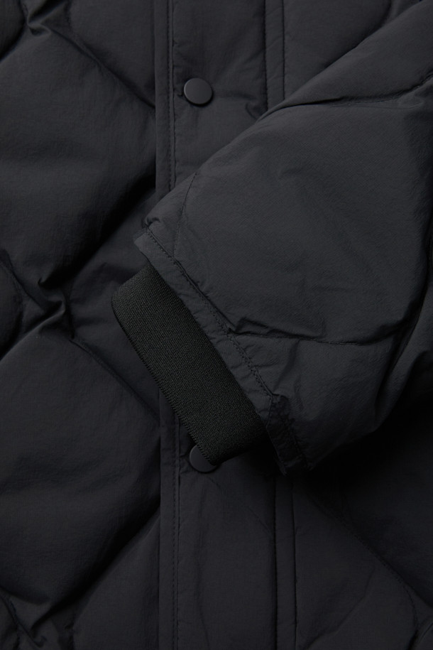 가볍고 따뜻한 경량 퀼팅 숏 다운 점퍼입니다. 캐주얼, 미니멀, 고프코어 스타일을 아우르며 일상 및 아웃도어 활동에 적합합니다. 블랙 컬러의 세미 오버핏으로, 드랍 숄더와 항아리 모양 퀼팅 디자인이 특징입니다. 덕다운(다운 80%, 깃털 20%) 충전재와 650 필파워로 보온성을 높였습니다. 소매 시보리, 후리스 주머니, 사이드 플랩 포켓, 안쪽 사이드 포켓, 하단 아웃 포켓 등 다양한 디테일로 실용성을 더했습니다. 캠핑룩 연출에도 좋습니다.
