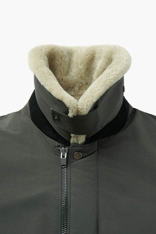 메리노 퍼(FUR) 숏 다운 점퍼는 겨울철 일상, 아웃도어 활동은 물론 캠핑룩에 활용하기 좋은 아우터입니다. 베이직한 디자인에 카키 색상으로 어떤 스타일에도 잘 어울립니다. 메리노 퍼(FUR) 카라 탈부착이 가능하며, 덕다운 80%와 깃털 20%의 충전재, 필파워 650으로 우수한 보온성을 자랑합니다. 숏 기장, 레귤러핏으로 편안한 착용감을 제공하며, 소매 시보리, 기모 주머니, 사이드 플랩 포켓, 내부 사이드 포켓, 하단 아웃 포켓 등 실용적인 디테일을 더했습니다. 부드러운 촉감과 가벼운 무게감으로 편안하게 착용할 수 있습니다.
