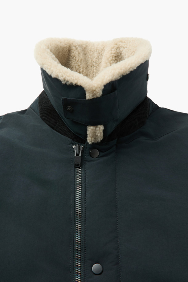 메리노FUR 숏 다운 점퍼는 겨울철 따뜻함과 스타일을 동시에 잡을 수 있는 아우터입니다. 블랙과 베이지 두 가지 색상으로 출시되어 출근룩, 여행룩 등 다양한 TPO에 활용 가능하며, 미니멀, 클래식, 캐주얼 스타일을 연출하기 좋습니다. 메리노 카라 탈부착이 가능하며, 덕다운 80%와 깃털 20% 충전재, 필파워 650으로 보온성과 경량성을 동시에 제공합니다. 숏 기장의 레귤러핏 디자인에, 소매 시보리, 기모 주머니, 사이드 플랩 포켓, 내부 사이드 포켓 2개 등 실용적인 디테일을 더했습니다. 부드러운 촉감과 긴 소매 기장으로 편안하게 착용할 수 있는 데일리 다운 점퍼입니다.
