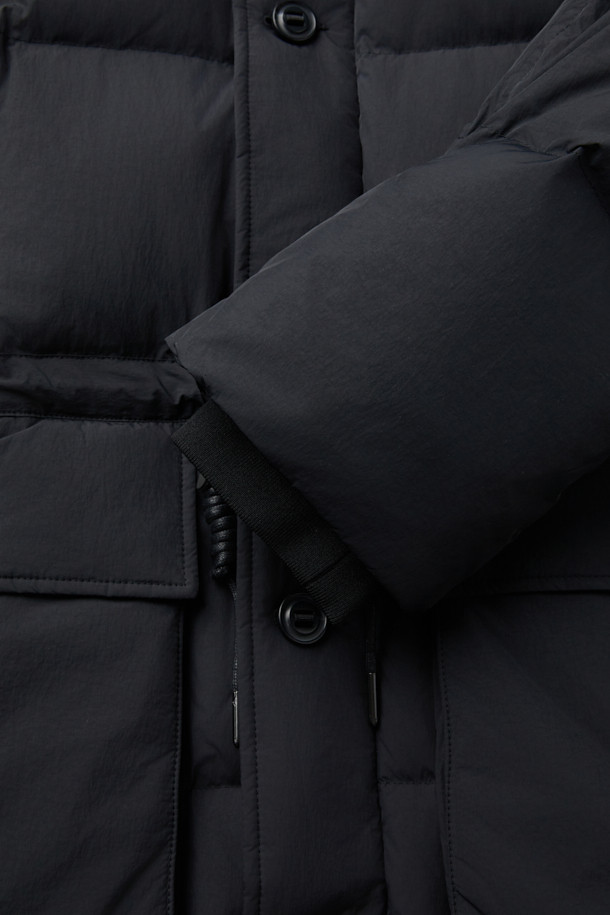 클래식한 매력의 스퀘어 퀼팅 후드 미들 다운은 겨울철 출근룩과 여행룩에 모두 잘 어울립니다. 부드러운 머스코비 다운 충전재(솜털 80%, 깃털 20%)와 필파워 700~750으로 뛰어난 보온성을 제공하며, 여유로운 핏으로 편안한 착용감을 선사합니다. 허리 스트링, 빅 포켓, 내부 및 하단 보조 포켓, 후드 디자인으로 실용성을 높였으며, 버튼 여밈 방식으로 간편하게 착용할 수 있습니다. 미디엄 기장의 블랙 컬러 다운 점퍼로, 미니멀하고 캐주얼한 스타일을 연출하기 좋습니다.
