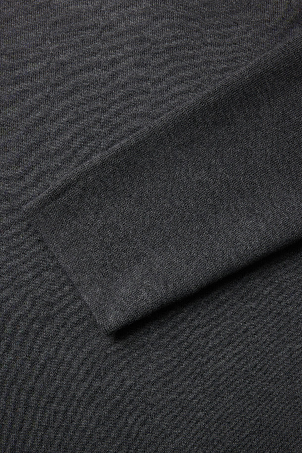 부드러운 촉감이 특징인 이중직 에센셜 풀오버 니트입니다. 레이온, 폴리에스테르, 나일론, 캐시미어 혼방 소재로 제작되어 겨울철에도 따뜻하게 착용 가능하며, 우수한 보온성과 복원력, 내구성을 자랑합니다. 차콜 그레이 컬러의 라운드넥 디자인으로, 미니멀하고 베이직한 스타일을 연출합니다. 레귤러핏과 긴소매 기장으로 편안한 착용감을 선사하며, 일상, 집콕, 산책 등 다양한 상황에서 활용하기 좋습니다. 미니멀, 클래식, 캐주얼 스타일을 즐기는 분들에게 추천합니다.
