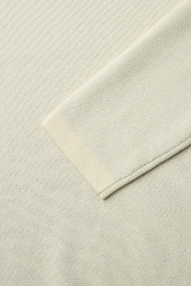 부드러운 촉감과 뛰어난 보온성을 자랑하는 이중직 에센셜 풀오버 니트입니다. 레이온, 폴리에스테르, 나일론, 캐시미어 혼방 소재로 제작되어 겨울철에도 따뜻하게 착용할 수 있습니다. 베이직하고 미니멀한 디자인으로 출근룩, 모임룩 등 다양한 TPO에 활용 가능하며, 클래식, 미니멀, 캐주얼 스타일 모두 소화 가능한 아이템입니다. 레귤러핏 라운드넥 긴소매 디자인으로, 아이보리 색상의 무지 패턴이 어떤 스타일에도 자연스럽게 어울립니다. 뛰어난 복원력과 내구성으로 오랫동안 변함없이 착용할 수 있습니다.
